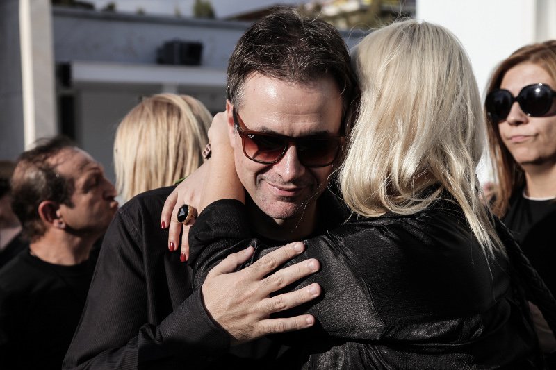 Συγγενείς και φίλοι είπαν το τελευταίο αντίο στη Λούλα Αναγνωστάκη [εικόνες] | iefimerida.gr 5