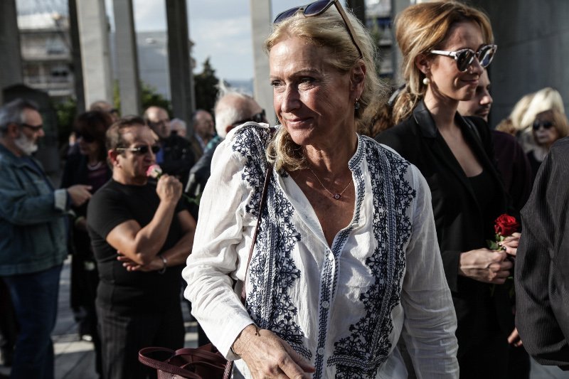 Συγγενείς και φίλοι είπαν το τελευταίο αντίο στη Λούλα Αναγνωστάκη [εικόνες] | iefimerida.gr 6