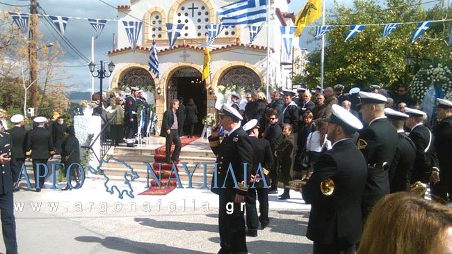 Θρήνος στην κηδεία του Κωνσταντίνου Πανανά στο Ναύπλιο [εικόνες] | iefimerida.gr 3
