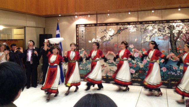 Η Μαργαρίτα Παπανδρέου πήγε στον πρέσβη της Κίνας και είδε Κινέζες να χορεύουν τσάμικο [εικόνα] | iefimerida.gr 0