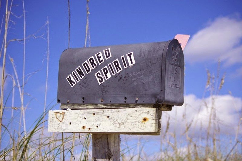 Ενα γραμματοκιβώτιο γεμάτο επιστολές, γράμματα και προσευχές στην μέση του πουθενά [εικόνες] | iefimerida.gr 0