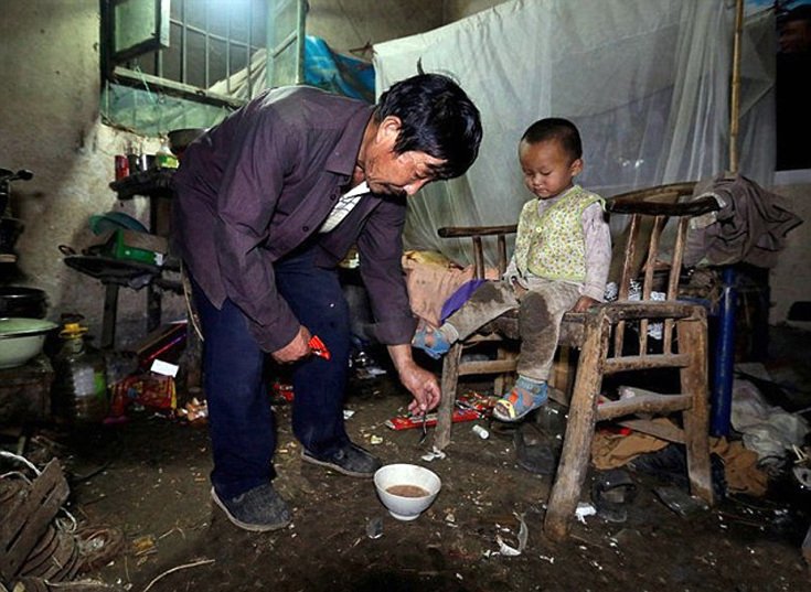 Αδιανόητο: Αγρότης δένει τη γυναίκα και το παιδί του σε στύλο για να μη το σκάσουν [εικόνες]  | iefimerida.gr 0