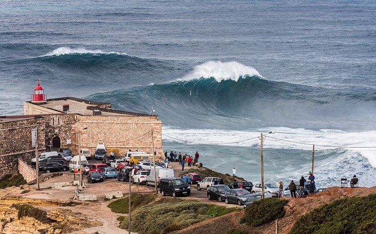 Δαμάζοντας κύματα-βουνά: Η μάχη των σέρφερ με τους θαλάσσιους «γίγαντες» ύψους 30 μέτρων [εικόνες]  | iefimerida.gr 0