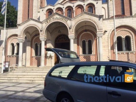 Θρήνος στην κηδεία της 7χρονης που στραγγάλισε ο πατέρας της [εικόνα]  | iefimerida.gr 0