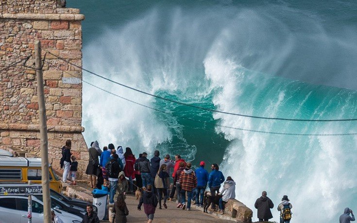 Δαμάζοντας κύματα-βουνά: Η μάχη των σέρφερ με τους θαλάσσιους «γίγαντες» ύψους 30 μέτρων [εικόνες]  | iefimerida.gr 1