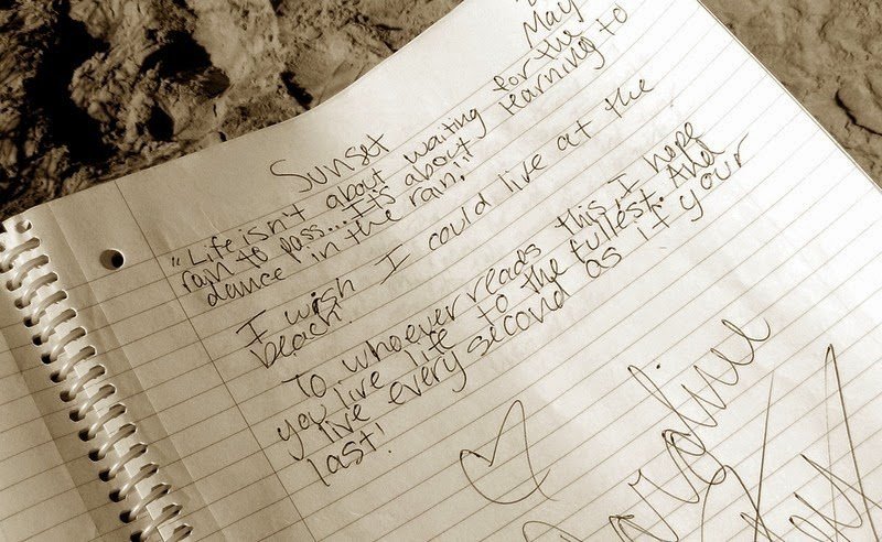 Ενα γραμματοκιβώτιο γεμάτο επιστολές, γράμματα και προσευχές στην μέση του πουθενά [εικόνες] | iefimerida.gr 2