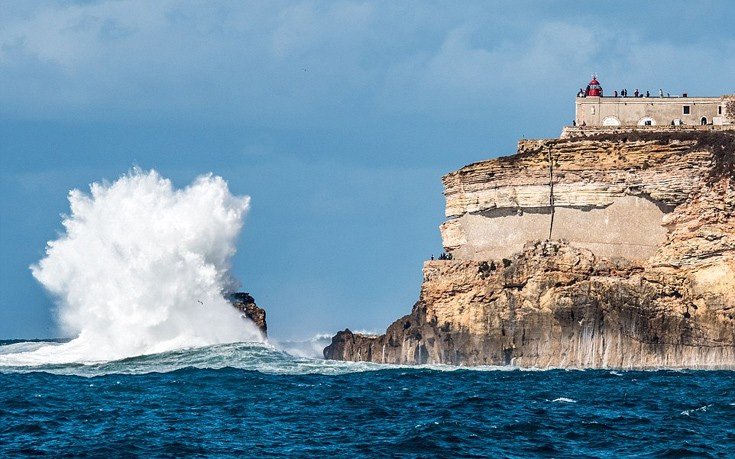 Δαμάζοντας κύματα-βουνά: Η μάχη των σέρφερ με τους θαλάσσιους «γίγαντες» ύψους 30 μέτρων [εικόνες]  | iefimerida.gr 2