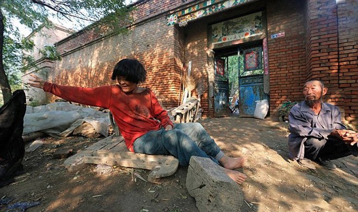 Αδιανόητο: Αγρότης δένει τη γυναίκα και το παιδί του σε στύλο για να μη το σκάσουν [εικόνες]  | iefimerida.gr 4