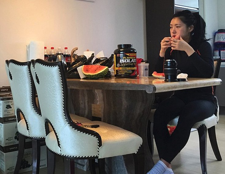 Μια περίεργη διαδικτυακή κοινότητα: Τρώνε πίτσες και τηγανιτά και βγάζουν 4.000$ την εβδομάδα [εικόνες]  | iefimerida.gr 2