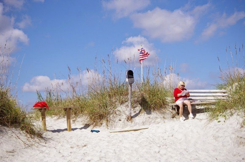 Ενα γραμματοκιβώτιο γεμάτο επιστολές, γράμματα και προσευχές στην μέση του πουθενά [εικόνες] | iefimerida.gr 3