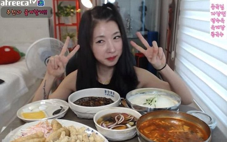 Μια περίεργη διαδικτυακή κοινότητα: Τρώνε πίτσες και τηγανιτά και βγάζουν 4.000$ την εβδομάδα [εικόνες]  | iefimerida.gr 3