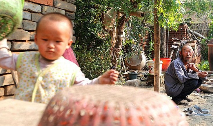 Αδιανόητο: Αγρότης δένει τη γυναίκα και το παιδί του σε στύλο για να μη το σκάσουν [εικόνες]  | iefimerida.gr 5