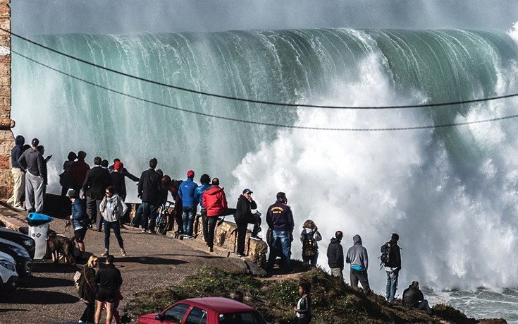 Δαμάζοντας κύματα-βουνά: Η μάχη των σέρφερ με τους θαλάσσιους «γίγαντες» ύψους 30 μέτρων [εικόνες]  | iefimerida.gr 4