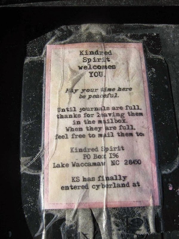 Ενα γραμματοκιβώτιο γεμάτο επιστολές, γράμματα και προσευχές στην μέση του πουθενά [εικόνες] | iefimerida.gr 4