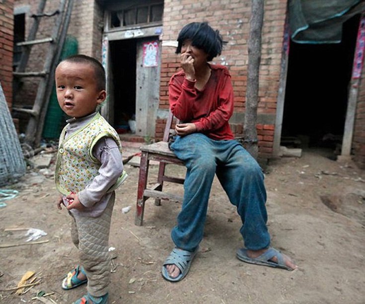 Αδιανόητο: Αγρότης δένει τη γυναίκα και το παιδί του σε στύλο για να μη το σκάσουν [εικόνες]  | iefimerida.gr 7