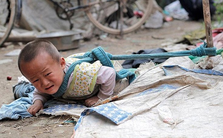 Αδιανόητο: Αγρότης δένει τη γυναίκα και το παιδί του σε στύλο για να μη το σκάσουν [εικόνες]  | iefimerida.gr 1