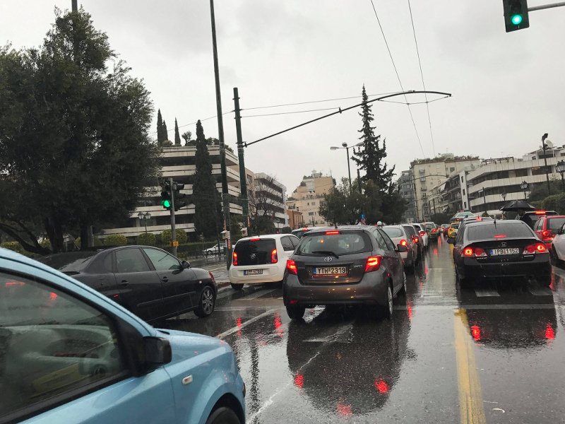 Αυξημένη κίνηση στους δρόμους της Αθήνας εξαιτίας της βροχής [εικόνες & βίντεο] | iefimerida.gr 0