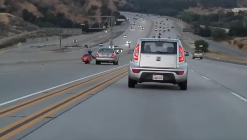 Φοβερό τροχαίο μετά από καβγά οδηγών σε αυτοκινητόδρομο της Καλιφόρνια [βίντεο]  | iefimerida.gr 0