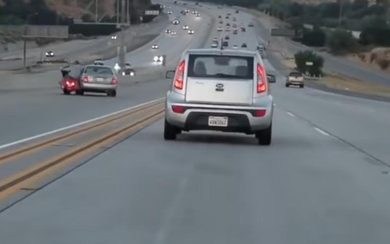 Φοβερό τροχαίο μετά από καβγά οδηγών σε αυτοκινητόδρομο της Καλιφόρνια [βίντεο]  | iefimerida.gr 1