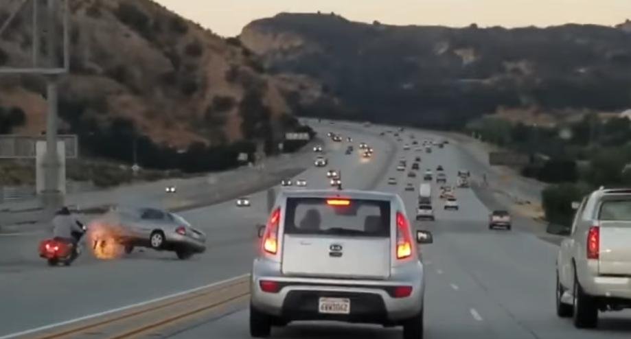 Φοβερό τροχαίο μετά από καβγά οδηγών σε αυτοκινητόδρομο της Καλιφόρνια [βίντεο]  | iefimerida.gr 2