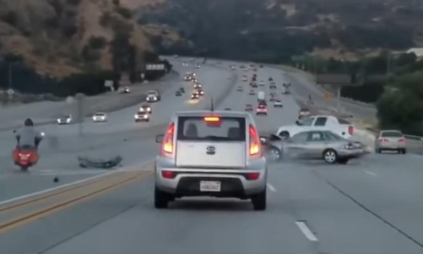 Φοβερό τροχαίο μετά από καβγά οδηγών σε αυτοκινητόδρομο της Καλιφόρνια [βίντεο]  | iefimerida.gr 4