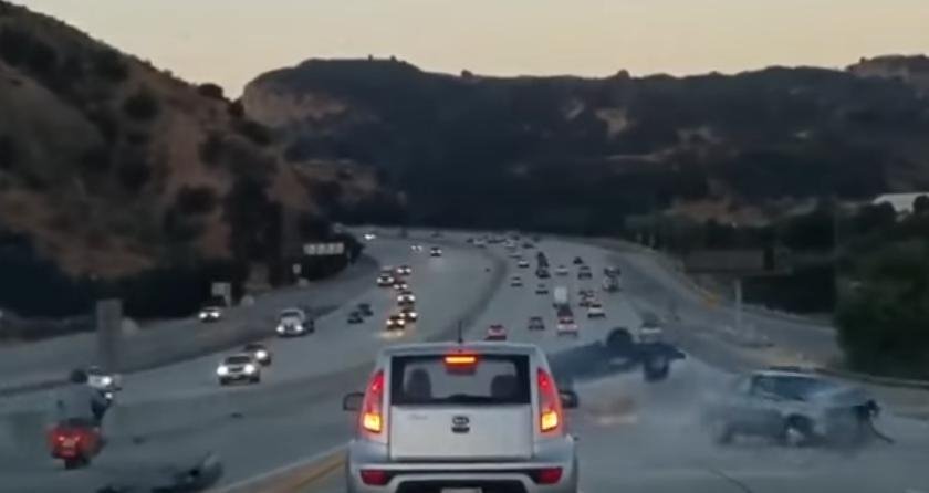 Φοβερό τροχαίο μετά από καβγά οδηγών σε αυτοκινητόδρομο της Καλιφόρνια [βίντεο]  | iefimerida.gr 5
