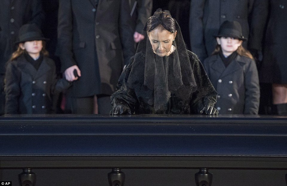 Σάλος: Η Σελίν Ντιόν ζητά εξωφρενικό ποσό για την κηδεία του συζύγου της -Εγινε δημοσία δαπάνη [εικόνες]  | iefimerida.gr 0