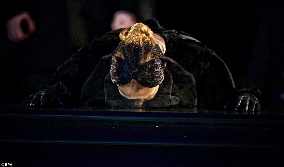 Σάλος: Η Σελίν Ντιόν ζητά εξωφρενικό ποσό για την κηδεία του συζύγου της -Εγινε δημοσία δαπάνη [εικόνες]  | iefimerida.gr 2