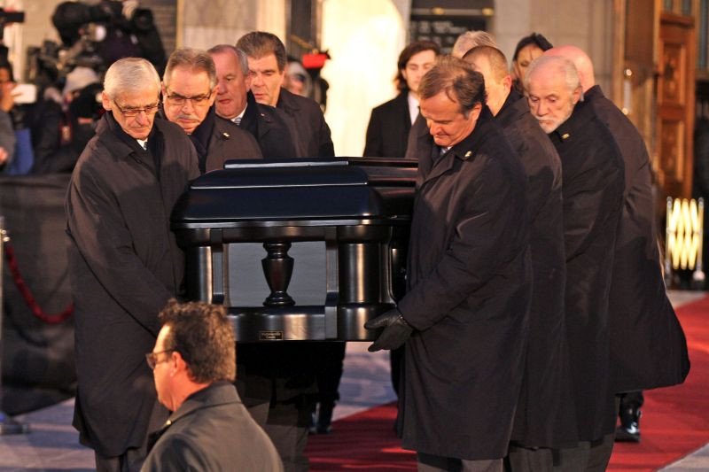 Σάλος: Η Σελίν Ντιόν ζητά εξωφρενικό ποσό για την κηδεία του συζύγου της -Εγινε δημοσία δαπάνη [εικόνες]  | iefimerida.gr 3