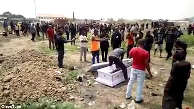 Γκάνα: Το γραφείο τελετών έβγαλε τον νεκρό από το φέρετρο επειδή δεν πληρώθηκε για την κηδεία [βίντεο] | iefimerida.gr 0