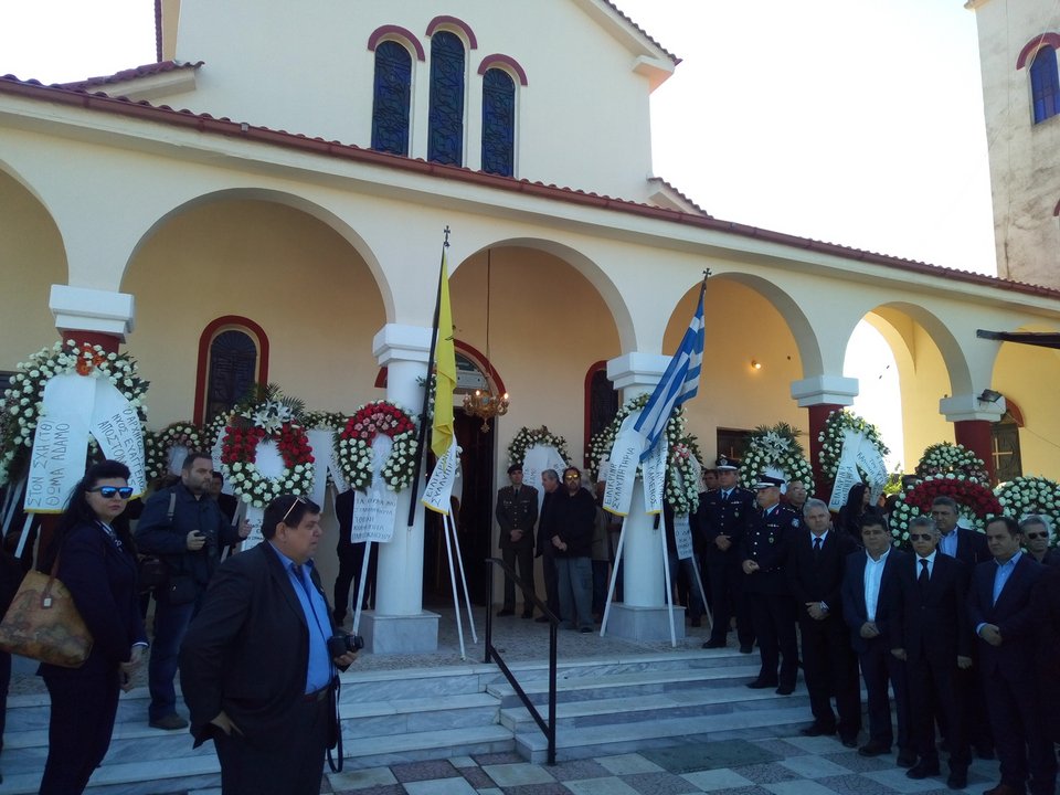 Θρήνος στο τελευταίο αντίο στον συνταγματάρχη Θωμά Αδάμου -Τραγική φιγούρα η σύζυγός του [εικόνες] | iefimerida.gr 3