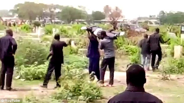 Γκάνα: Το γραφείο τελετών έβγαλε τον νεκρό από το φέρετρο επειδή δεν πληρώθηκε για την κηδεία [βίντεο] | iefimerida.gr 1