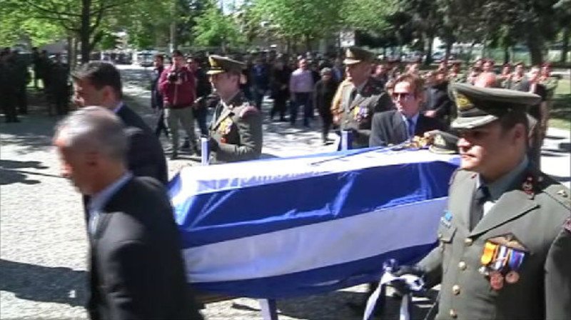 Θρήνος στην κηδεία του χειριστή του μοιραίου στρατιωτικού ελικοπτέρου [εικόνες] | iefimerida.gr 9