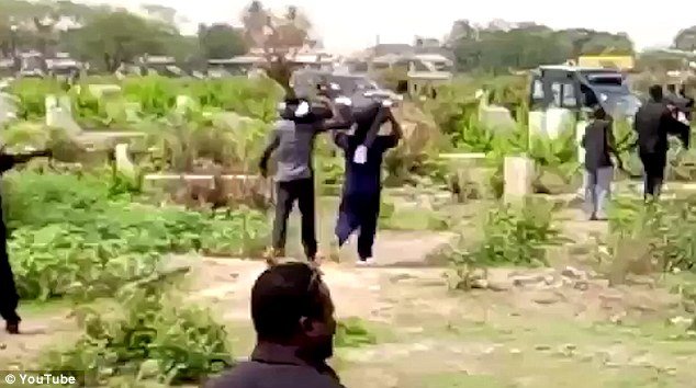 Γκάνα: Το γραφείο τελετών έβγαλε τον νεκρό από το φέρετρο επειδή δεν πληρώθηκε για την κηδεία [βίντεο] | iefimerida.gr 3