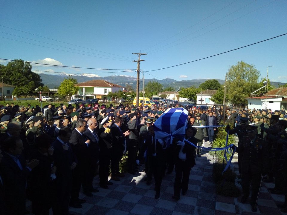 Θρήνος στο τελευταίο αντίο στον συνταγματάρχη Θωμά Αδάμου -Τραγική φιγούρα η σύζυγός του [εικόνες] | iefimerida.gr 0