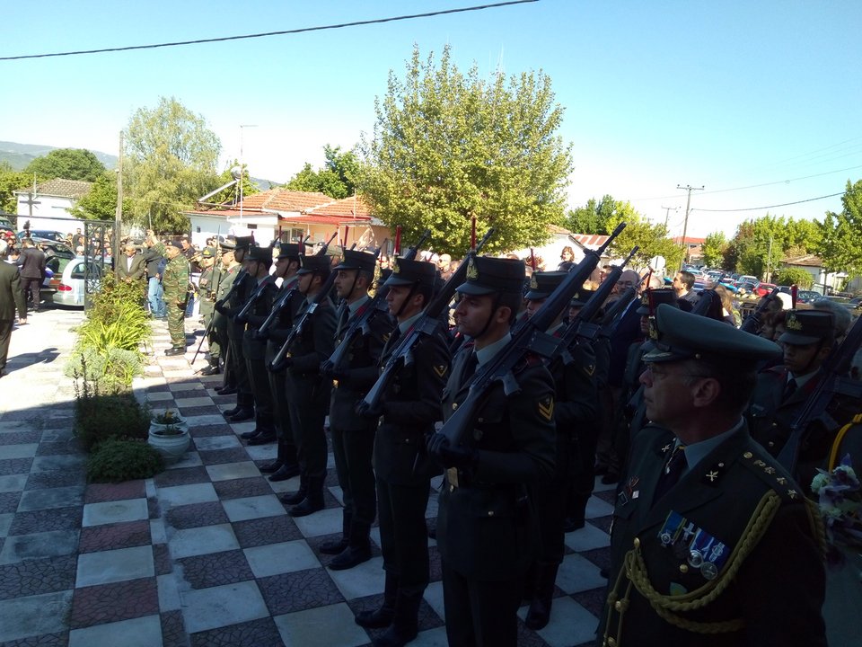 Θρήνος στο τελευταίο αντίο στον συνταγματάρχη Θωμά Αδάμου -Τραγική φιγούρα η σύζυγός του [εικόνες] | iefimerida.gr 1