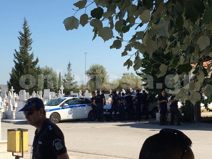 Με συνθήματα κατά του Χαμόγελου του Παιδιού η κηδεία του μικρού Νίκου που έπεσε στο βόθρο [εικόνες]  | iefimerida.gr 3