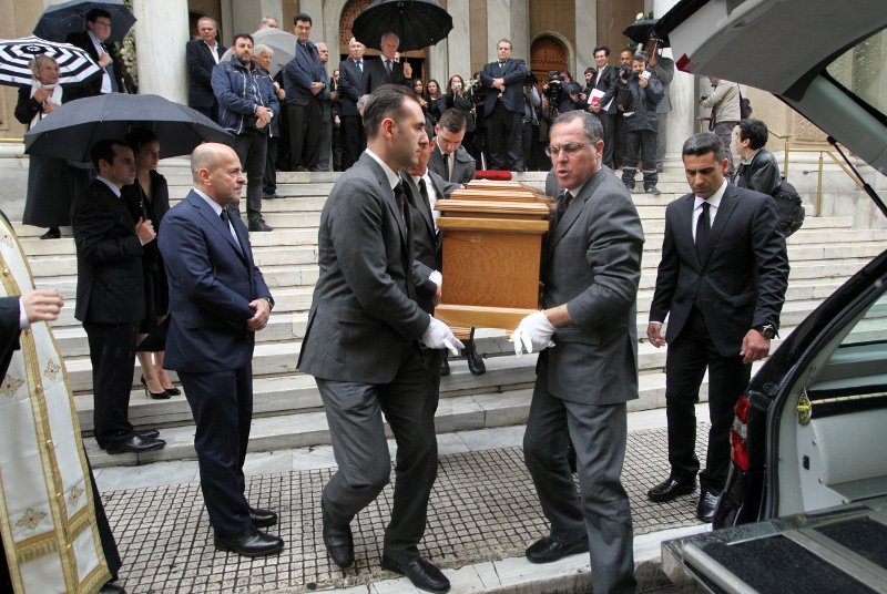 Συγκίνηση στο τελευταίο αντίο στον Αριστείδη Αλαφούζο | iefimerida.gr 8