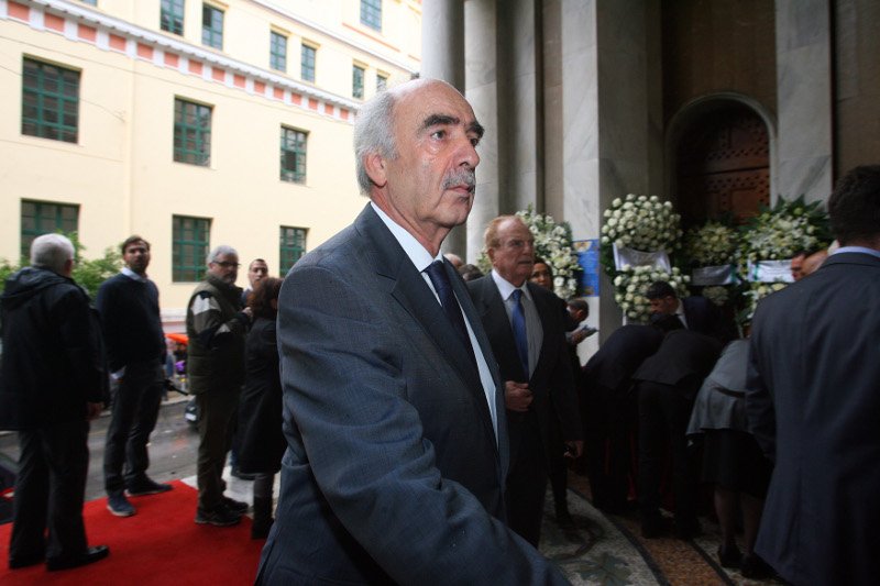 Συγκίνηση στο τελευταίο αντίο στον Αριστείδη Αλαφούζο | iefimerida.gr 16