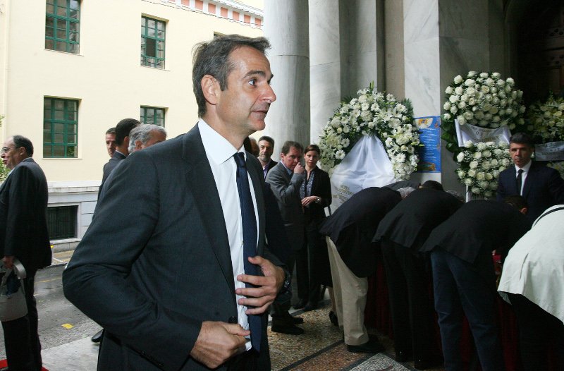 Συγκίνηση στο τελευταίο αντίο στον Αριστείδη Αλαφούζο | iefimerida.gr 17