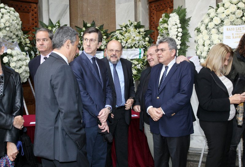Συγκίνηση στο τελευταίο αντίο στον Αριστείδη Αλαφούζο | iefimerida.gr 9