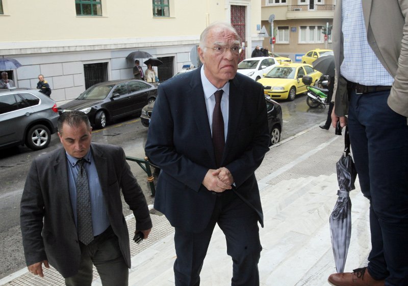 Συγκίνηση στο τελευταίο αντίο στον Αριστείδη Αλαφούζο | iefimerida.gr 11