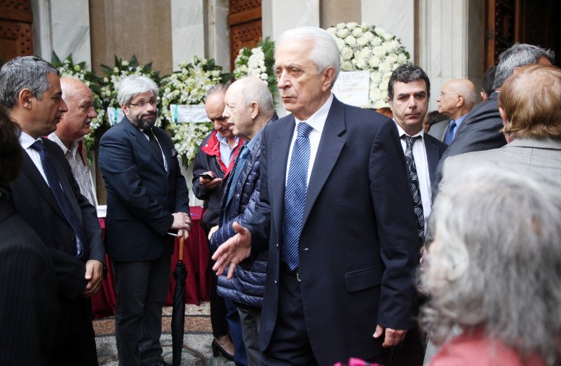 Συγκίνηση στο τελευταίο αντίο στον Αριστείδη Αλαφούζο | iefimerida.gr 12
