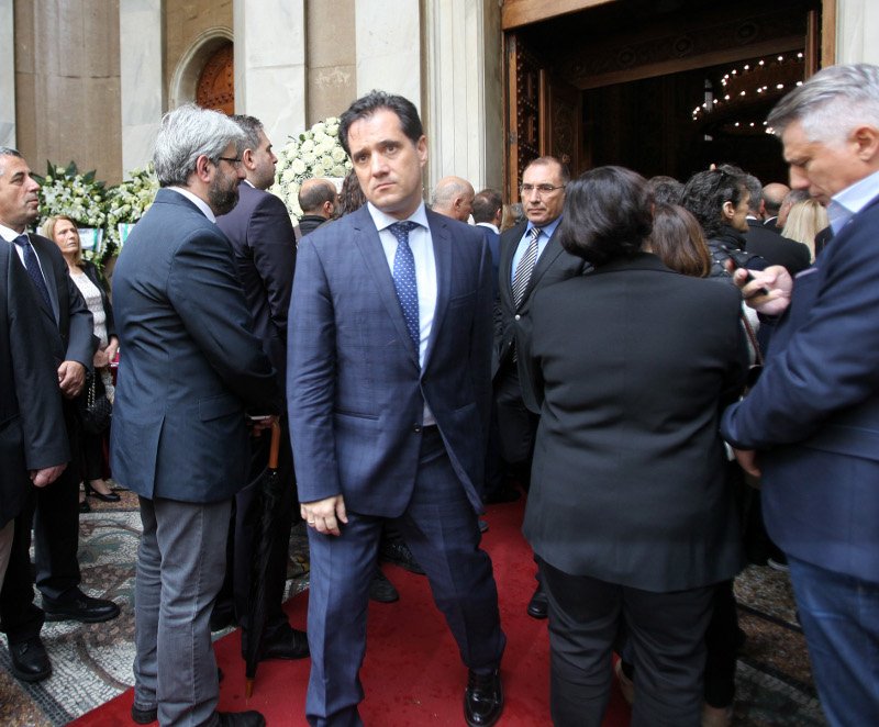 Συγκίνηση στο τελευταίο αντίο στον Αριστείδη Αλαφούζο | iefimerida.gr 15