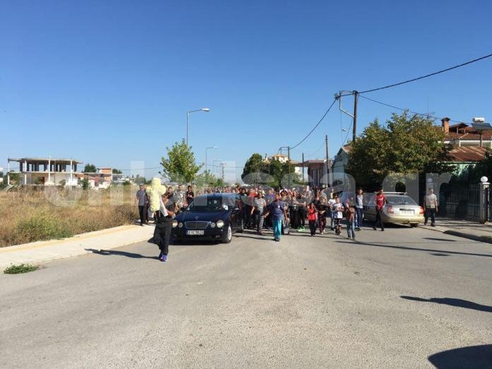 Με συνθήματα κατά του Χαμόγελου του Παιδιού η κηδεία του μικρού Νίκου που έπεσε στο βόθρο [εικόνες]  | iefimerida.gr 0