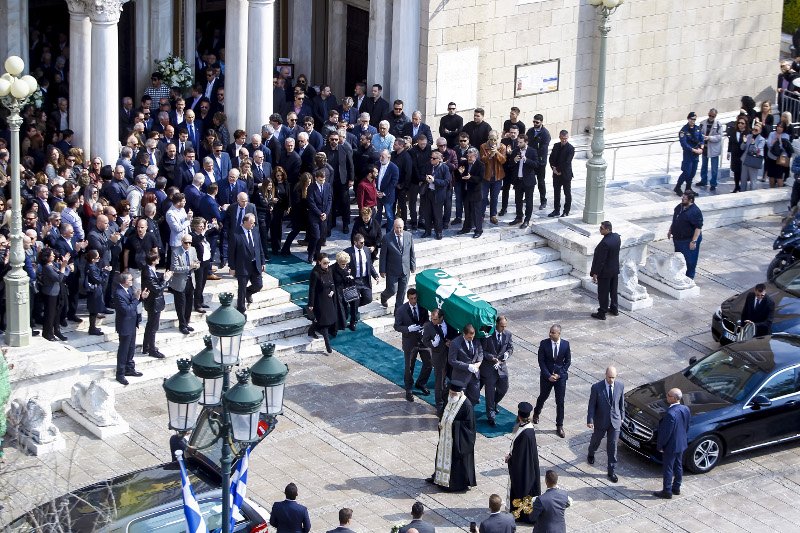 Ο Θανάσης Γιαννακόπουλος οδηγείται στην τελευταία του κατοικία