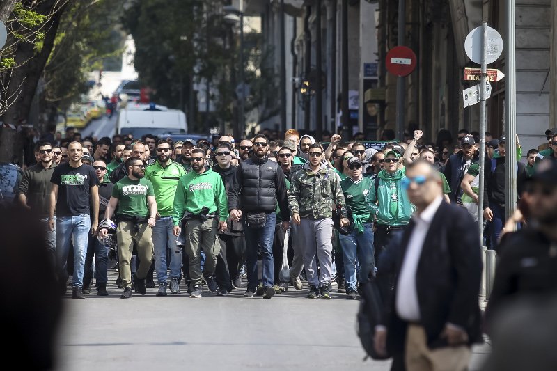 Φίλαθλοι του Παναθηναϊκού ενώ κατευθύνονται προς τη Μητρόπολη για να πουν το δικό τους «αντίο» στον «τυφώνα»