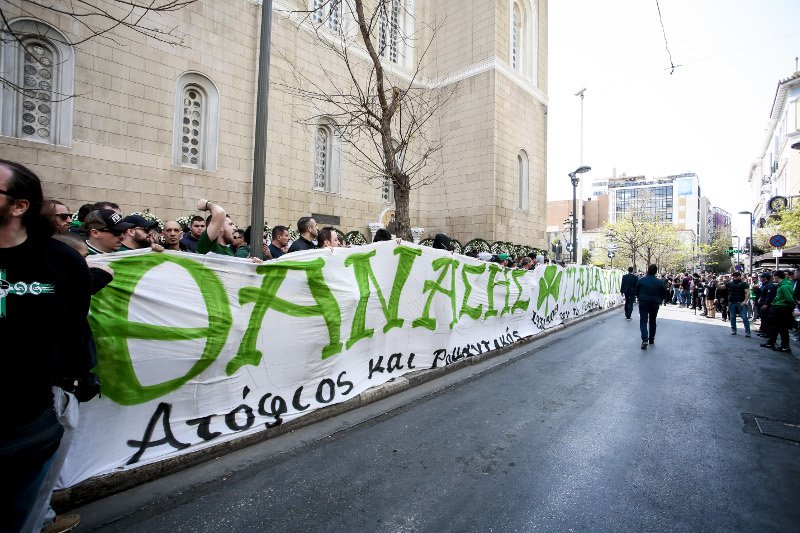 «Ατόφιος και ρομαντικός»: Πανό για τον Θανάση έξω από τη Μητρόπολη