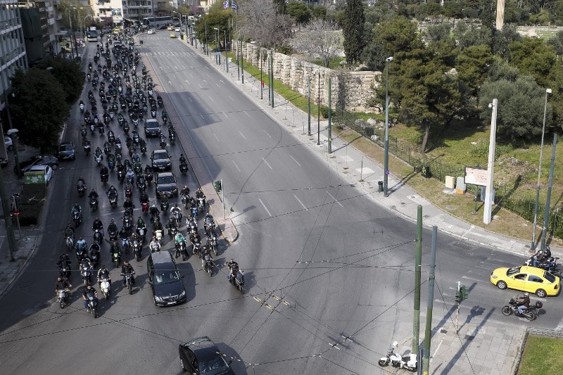 Εκατοντάδες μηχανάκια με φίλους του Παναθηναϊκού συνόδευσαν τον Θανάση Γιαννακόπουλο στην τελευταία του κατοικία [εικόνες] | iefimerida.gr 2