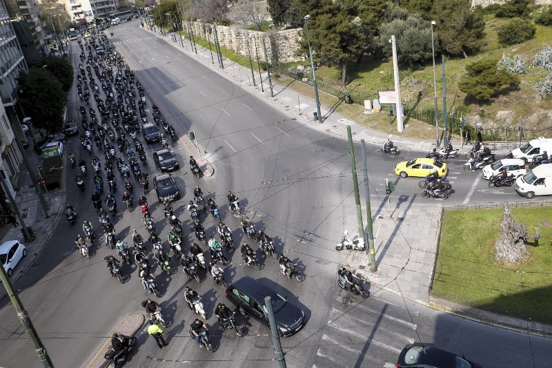 Εκατοντάδες μηχανάκια με φίλους του Παναθηναϊκού συνόδευσαν τον Θανάση Γιαννακόπουλο στην τελευταία του κατοικία [εικόνες] | iefimerida.gr 1